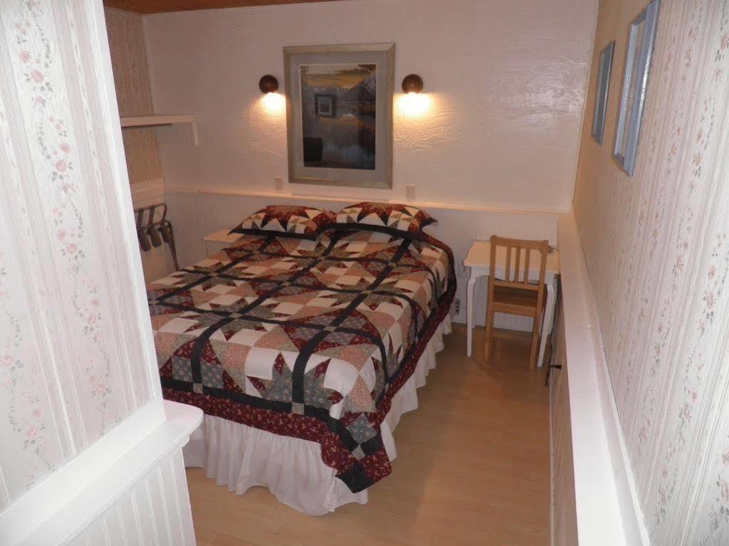 Three Peaks Banff Villa ภายนอก รูปภาพ
