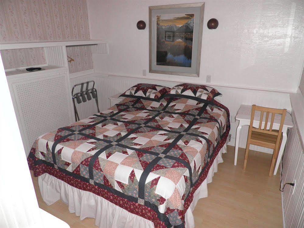 Three Peaks Banff Villa ภายนอก รูปภาพ